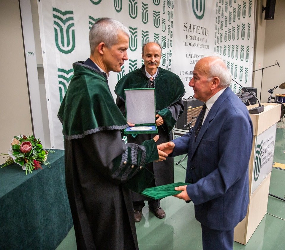 Tiszteletbeli professzor címet kapott dr. Bíró Domokos oktatónk az Egyetem napi ünnepségen